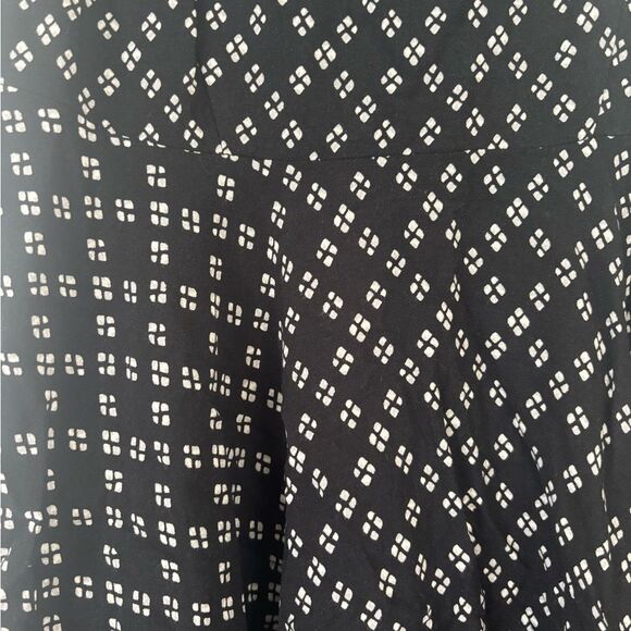 Old Navy Black and White Geometric Mini Dress - Picture 2 of 5